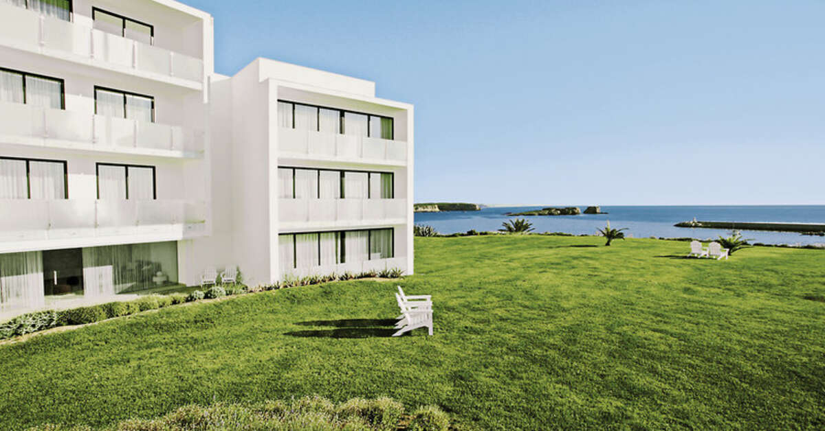 Een foto van het terras bij Memmo Baleeira Hotel