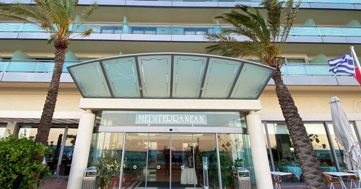 Een foto van de buitenkant van Mediterranean Hotel