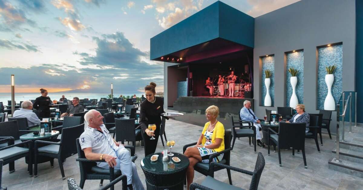 Een foto van het terras bij Riu Palace Tenerife