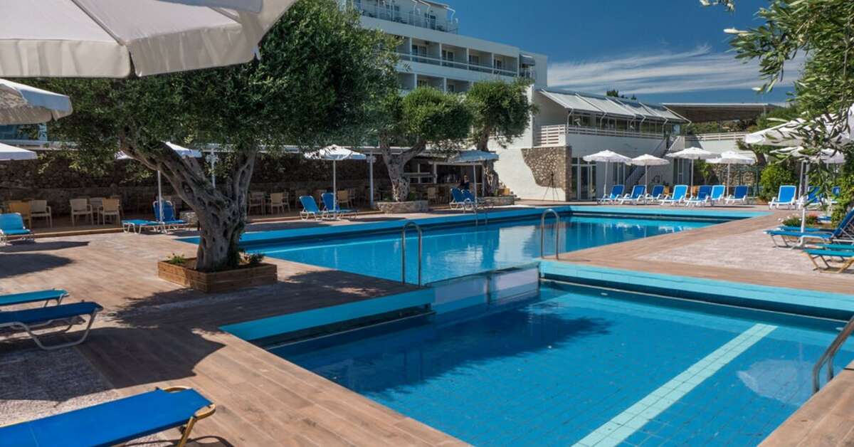 Ein Foto vom Pool im Golden Alexandros Hotel	
