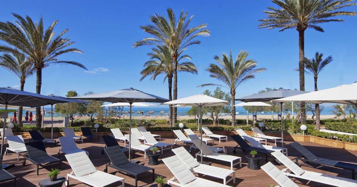 Een foto van het terras bij HM Tropical