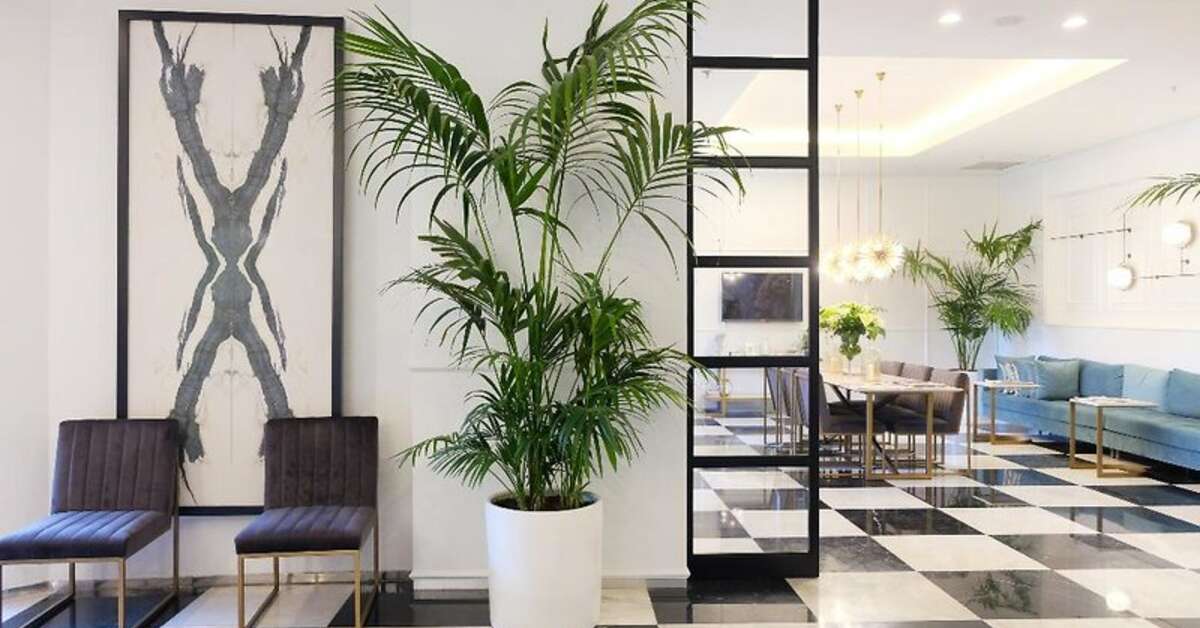 Een foto van het interieur van Akra V Hotel