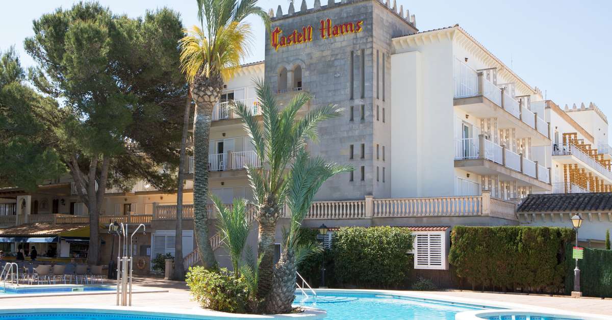 Een foto van het zwembad bij Hotel Castell dels Hams