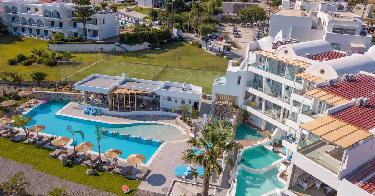 Een foto van het zwembad bij Kouros Home
