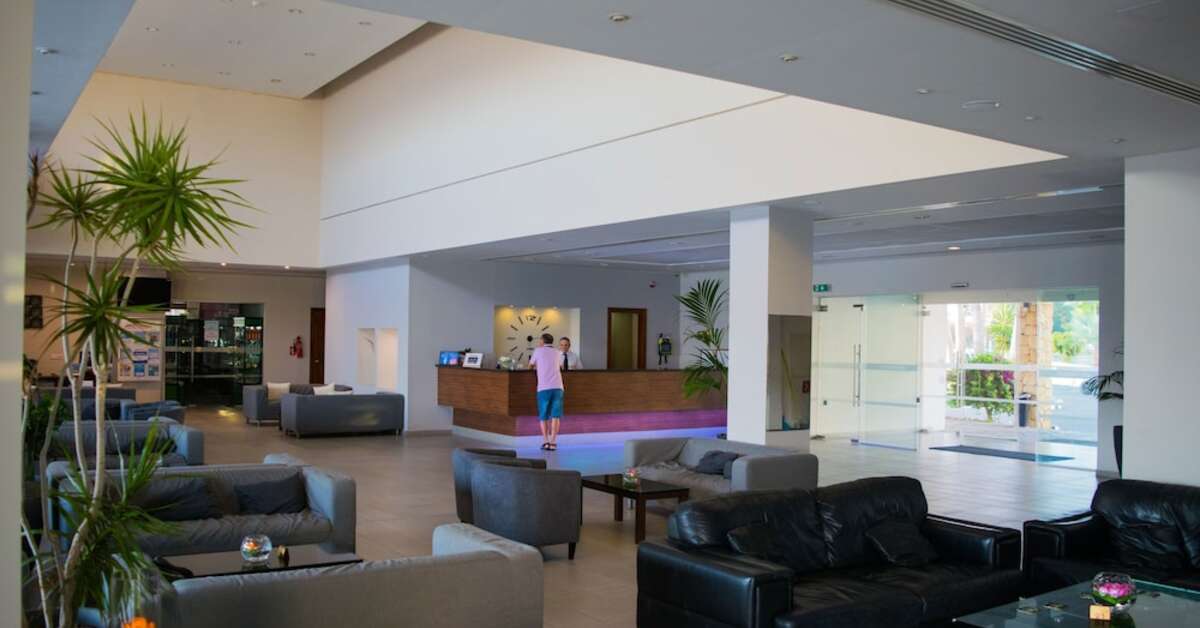 Een foto van het interieur van Theo Sunset Bay Hotel