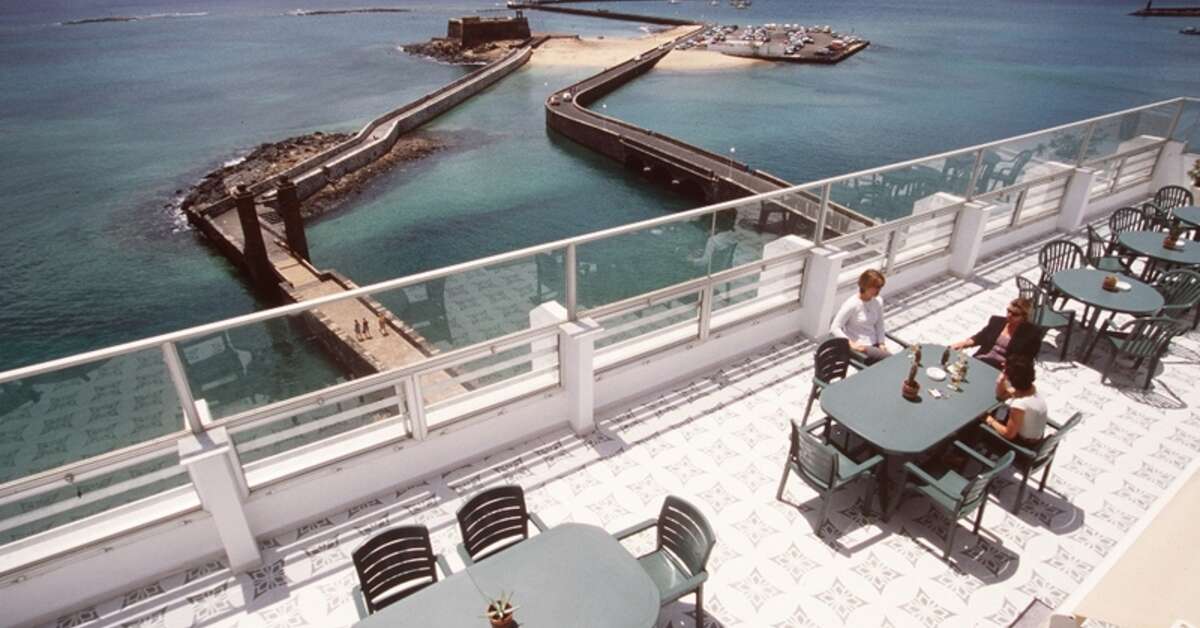 Een foto van het terras bij Hotel Miramar Arrecife