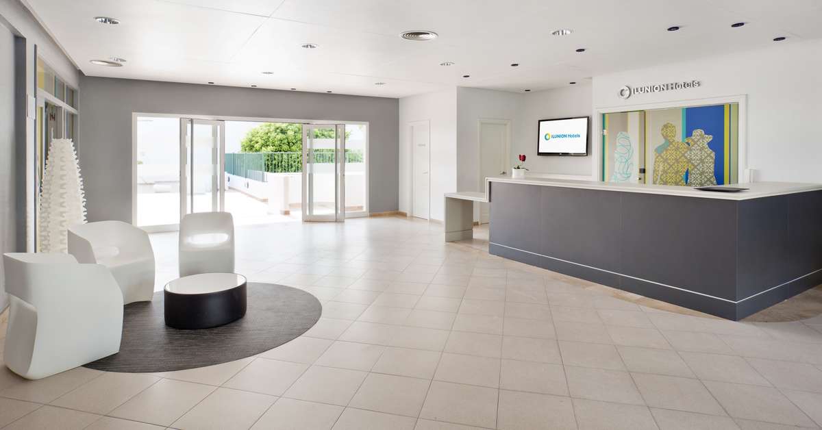 Een foto van het interieur van Hotel Ilunion Menorca