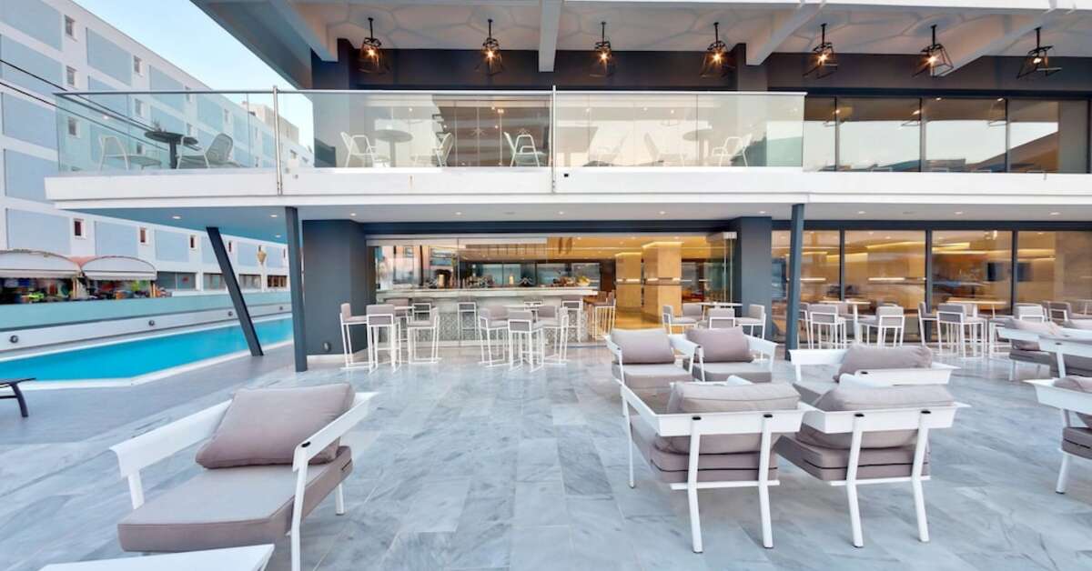 Ein Foto von der Terrasse im Mercure Rhodes Alexia Hotel & Spa