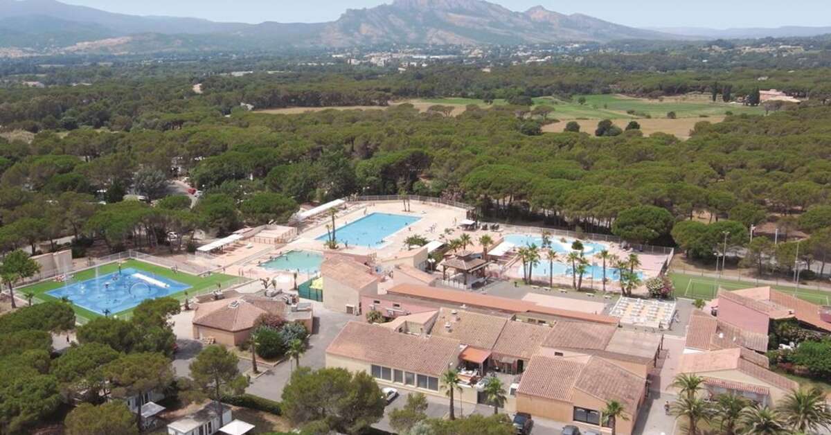 Een foto van het zwembad bij Parc Saint James Oasis Village