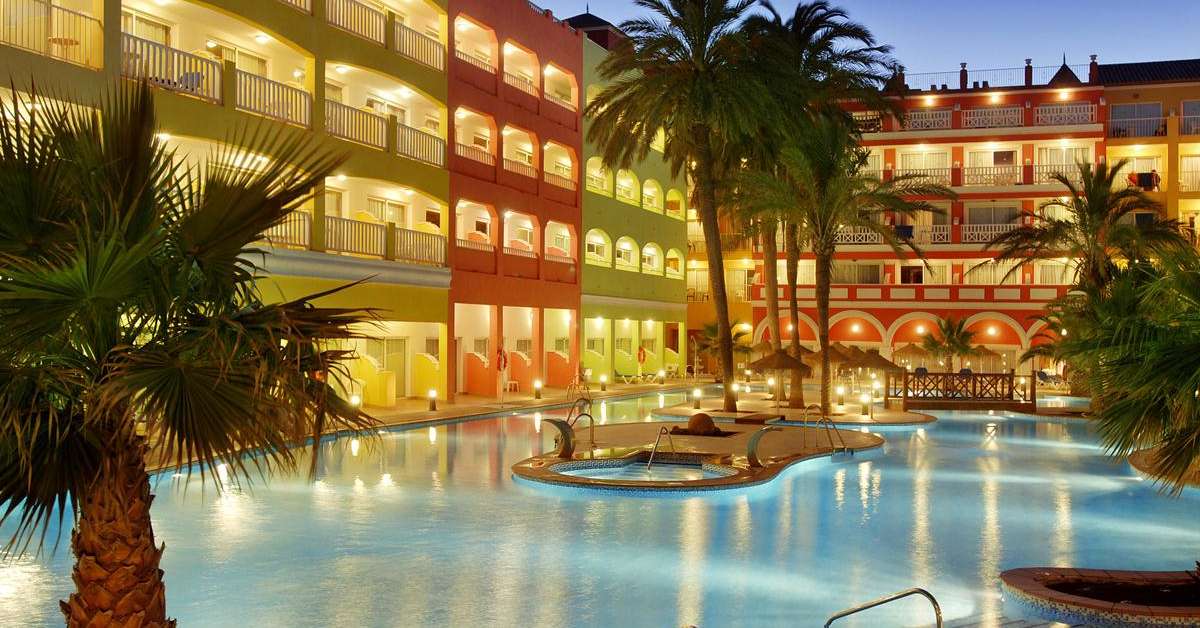 Een foto van het zwembad bij Mediterraneo Bay Hotel & Resort