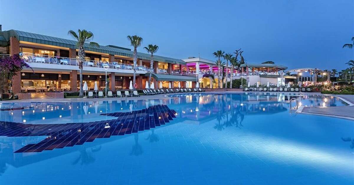 Een foto van het zwembad bij Pine Beach Belek