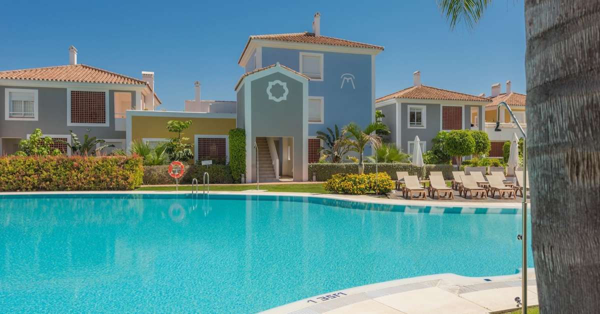 Een foto van het zwembad bij Cortijo del Mar Resort