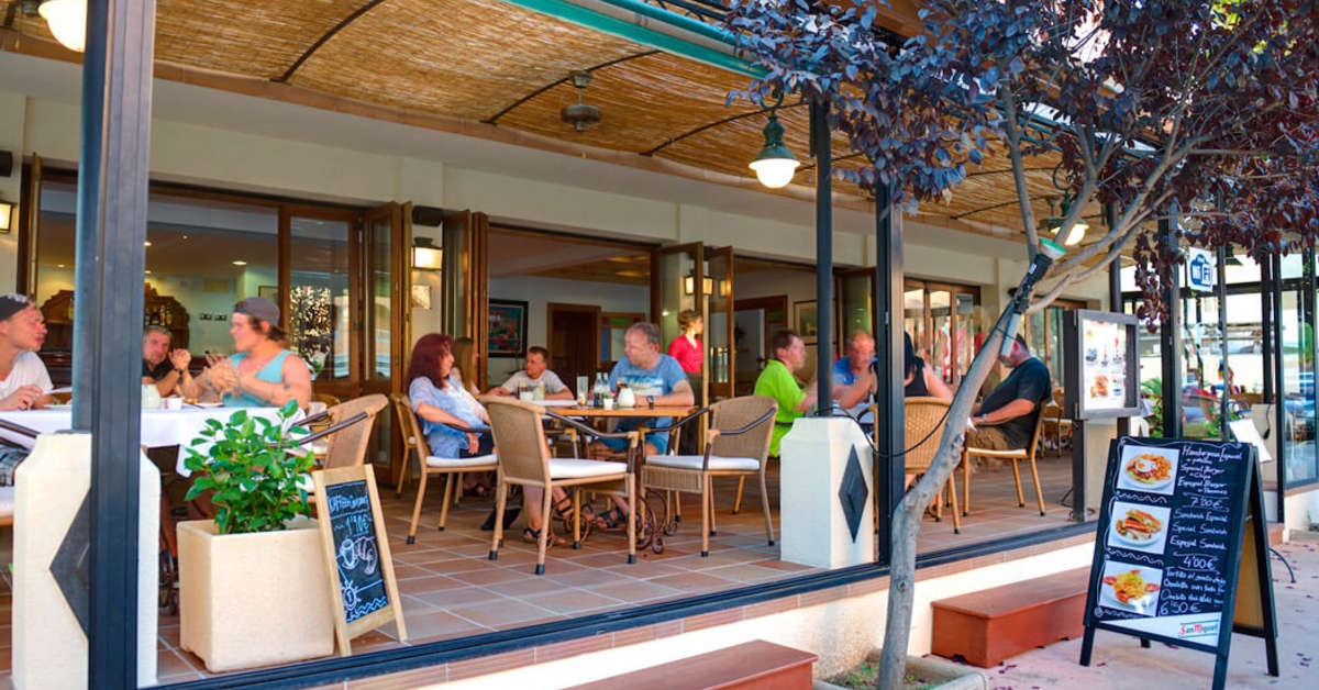Een foto van het terras bij Bell Port Hotel