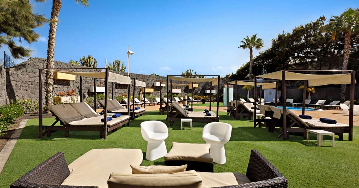 Een foto van het terras bij THB Tropical Island