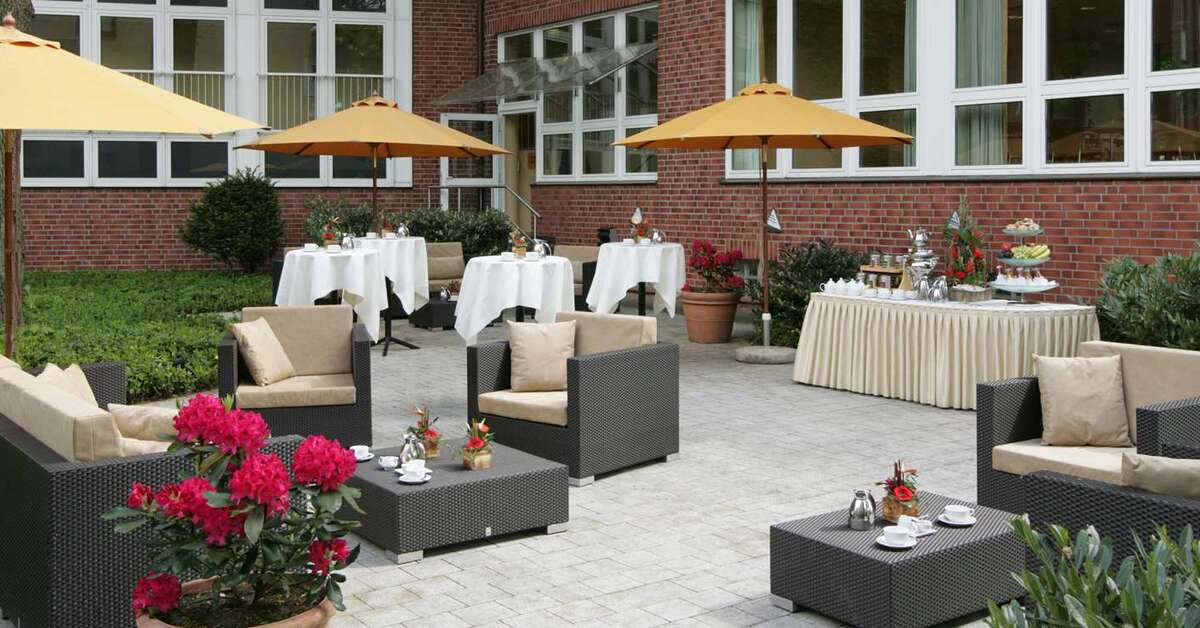 Een foto van het terras bij Best Western Premier Alsterkrug Hotel