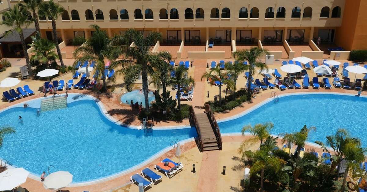 Een foto van het zwembad bij Playamarina Hotel