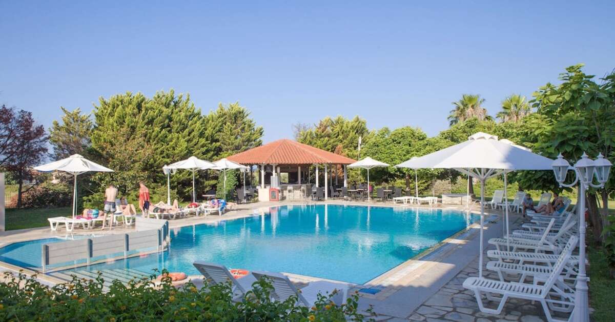Een foto van het zwembad bij Acrotel Lily Ann Village