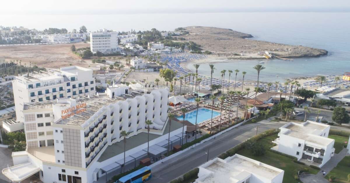 Een foto van de buitenkant van Pavlo Napa Beach Hotel