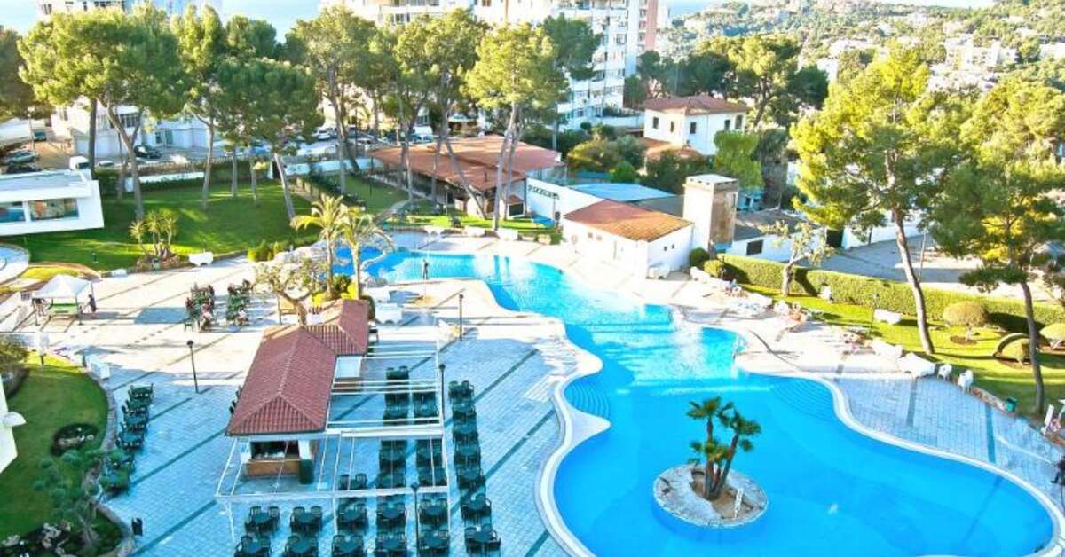 Een foto van het zwembad bij BQ Belvedere Hotel