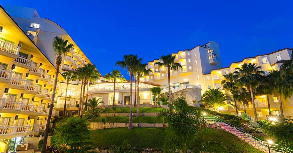 Een foto van de buitenkant van Hotel Iz Flower Side Beach