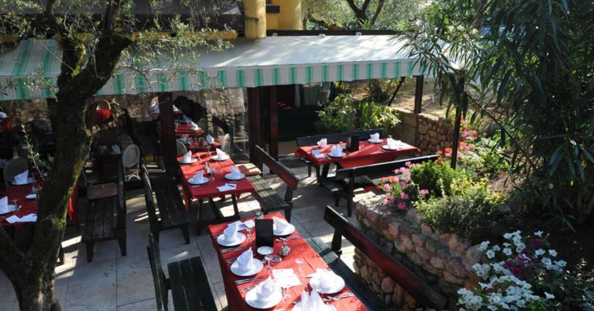 Een foto van het terras bij Sporthotel Olimpo