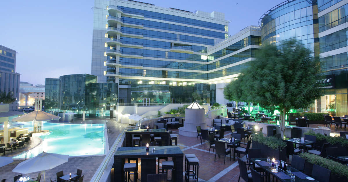 Een foto van het zwembad bij Millennium Airport Hotel Dubai