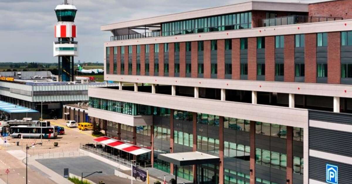 Een foto van de buitenkant van Hotel Wings Rotterdam