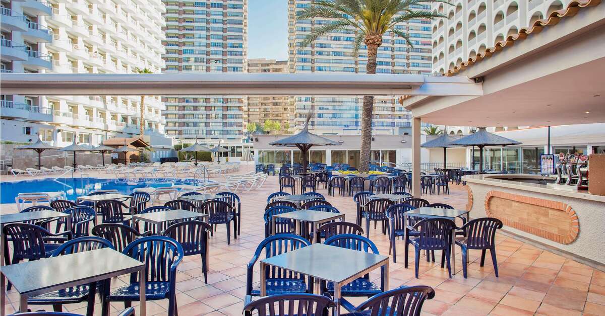 Een foto van het terras bij Sol Pelicanos Ocas