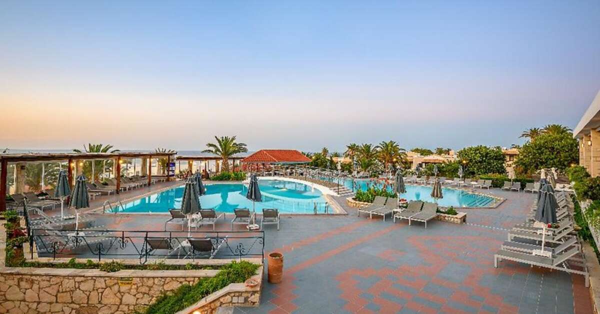 Een foto van het zwembad bij Annabelle Beach Resort