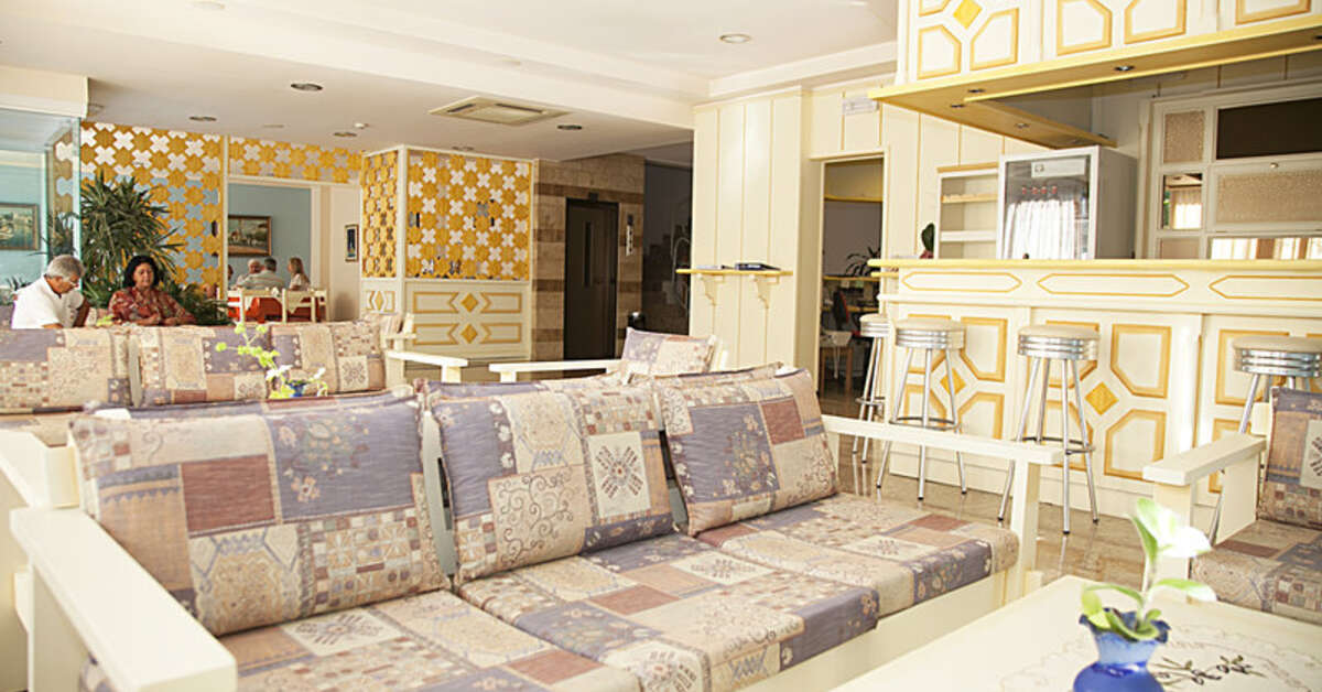 Een foto van het interieur van Theonia Hotel