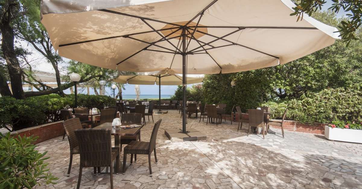 Een foto van het terras bij Park Hotel I Lecci