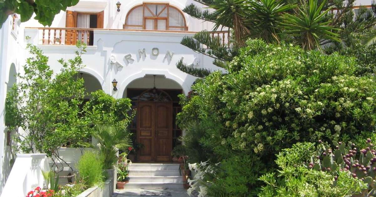 Ein Foto von der Außenansicht des Hotel Armonia
