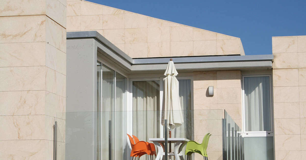 Een foto van het terras bij L'Escala Resort