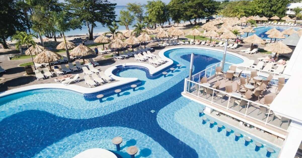 Een foto van het zwembad bij Riu Negril