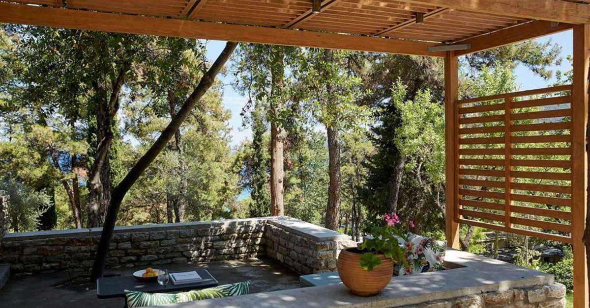 Een foto van het terras bij Makryammos Bungalows