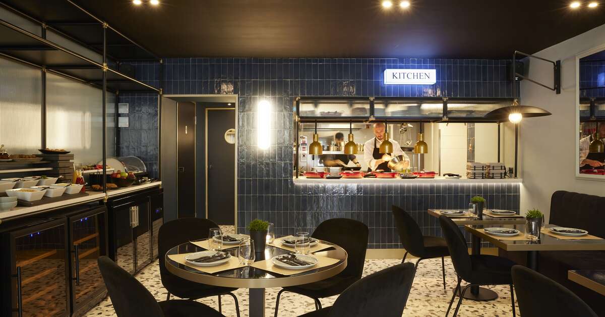 Een foto van The Port Square Hotel