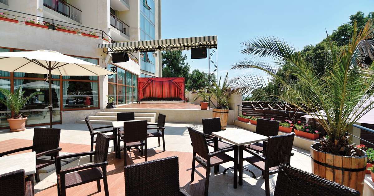 Een foto van het terras bij Hotel Mirabelle