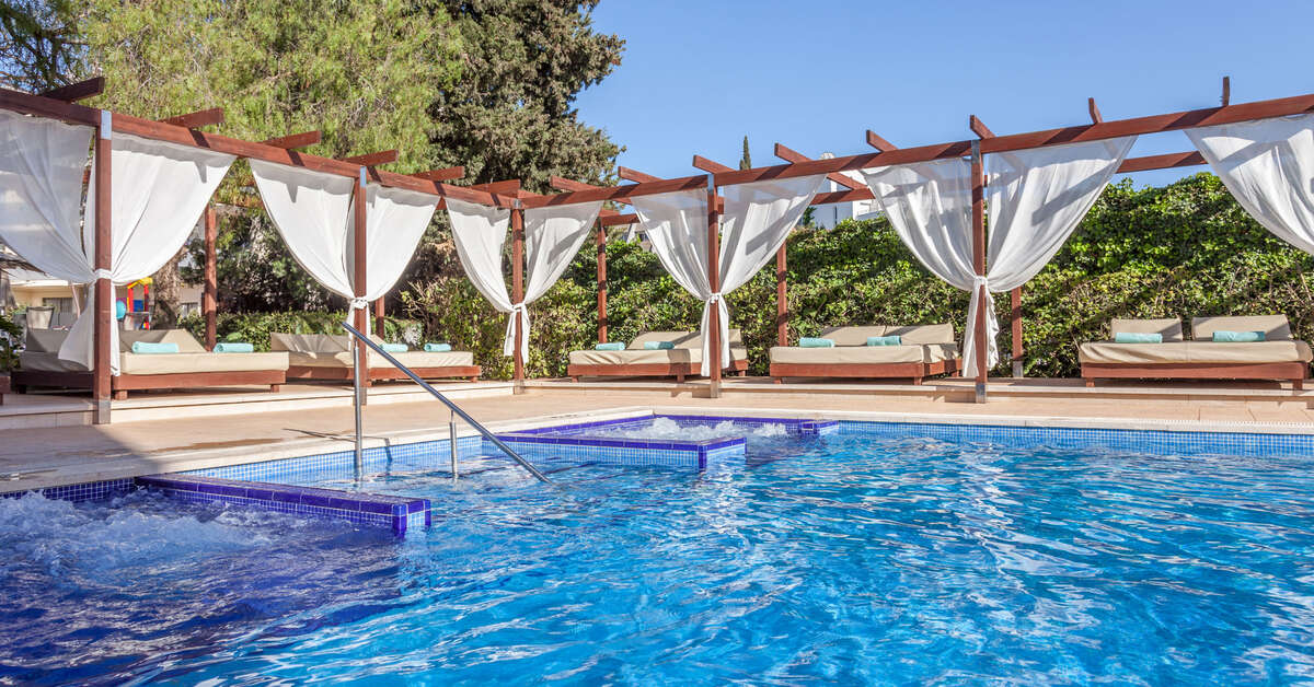 Een foto van het zwembad bij Hotel Zafiro Palmanova