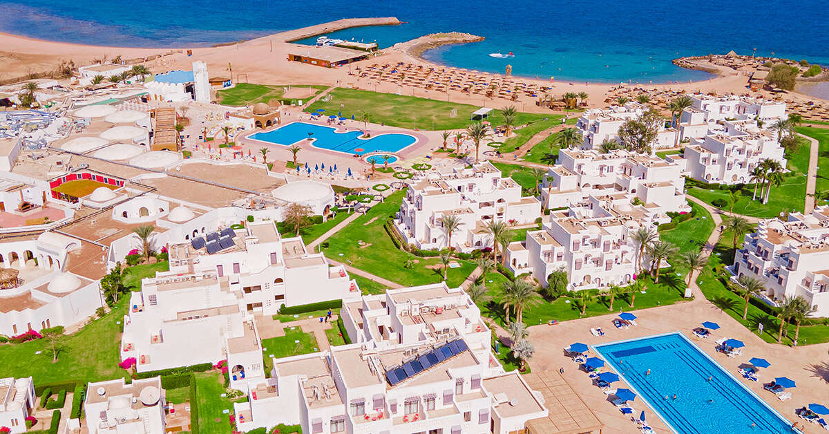 Een foto van het zwembad bij Mercure Hurghada Hotel