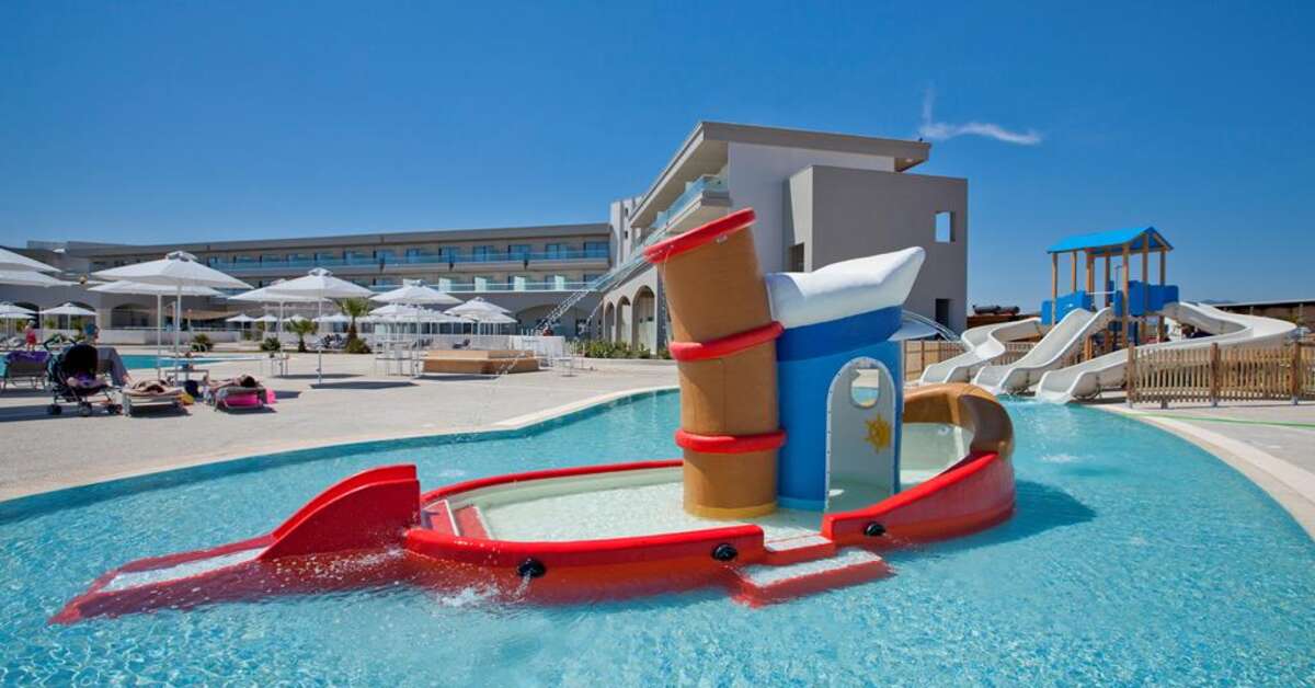 Een foto van het zwembad bij TUI Blue Lagoon Princess