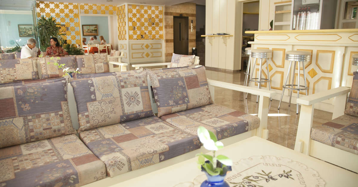 Een foto van het interieur van Theonia Hotel
