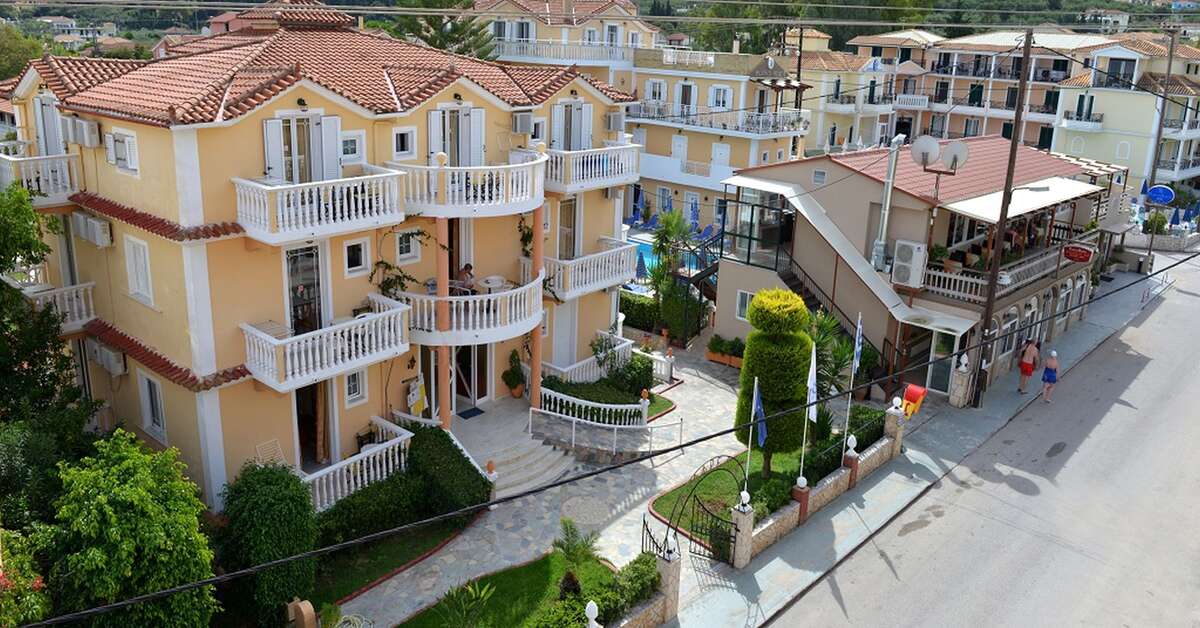 Een foto van de buitenkant van Planos Beach Hotel