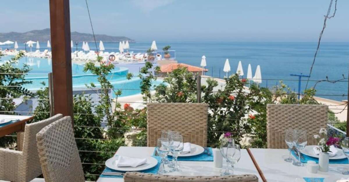 Een foto van het terras bij Leptos Panorama Hotel