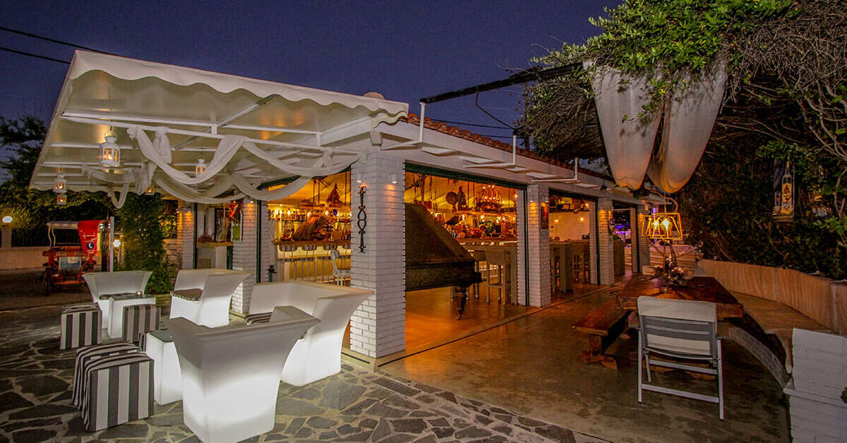 Een foto van het terras bij Louros Beach Hotel & Spa