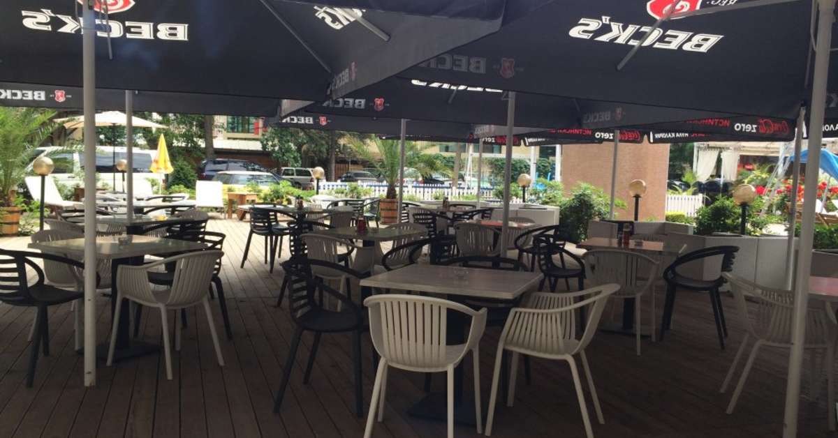 Een foto van het terras bij Admiral Plaza