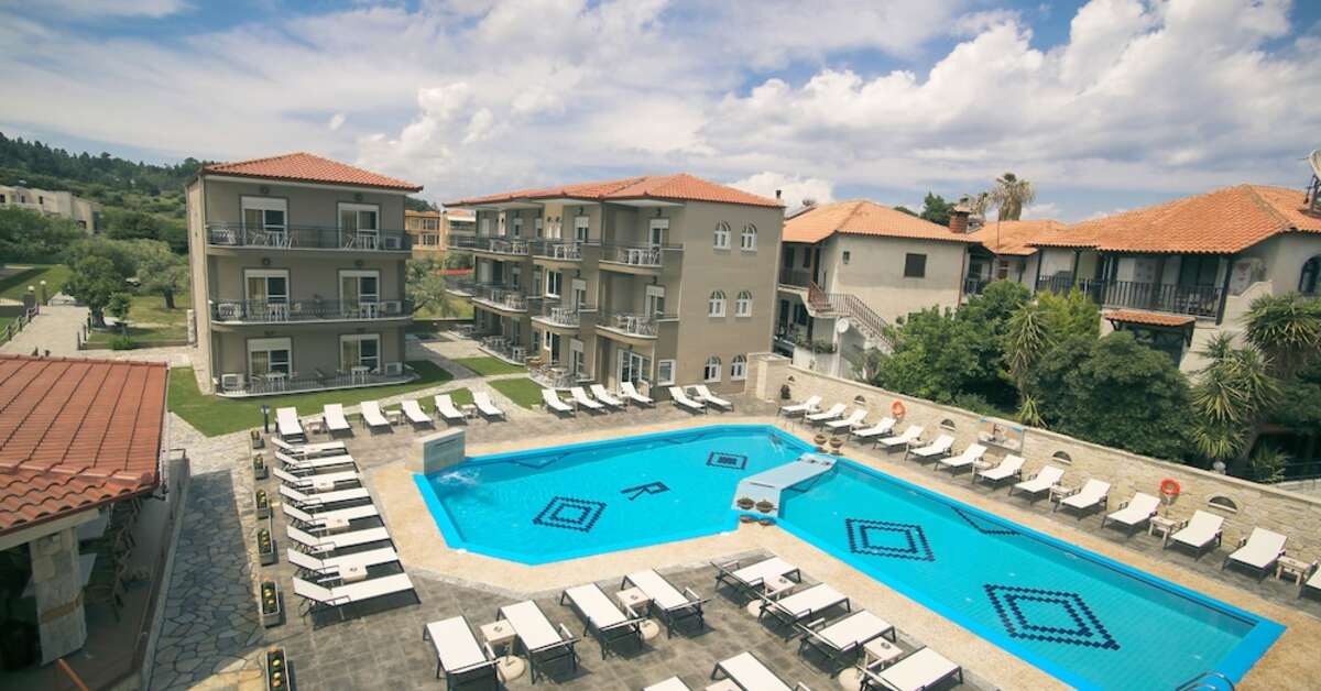 Een foto van het zwembad bij Royal Hotel & Suites