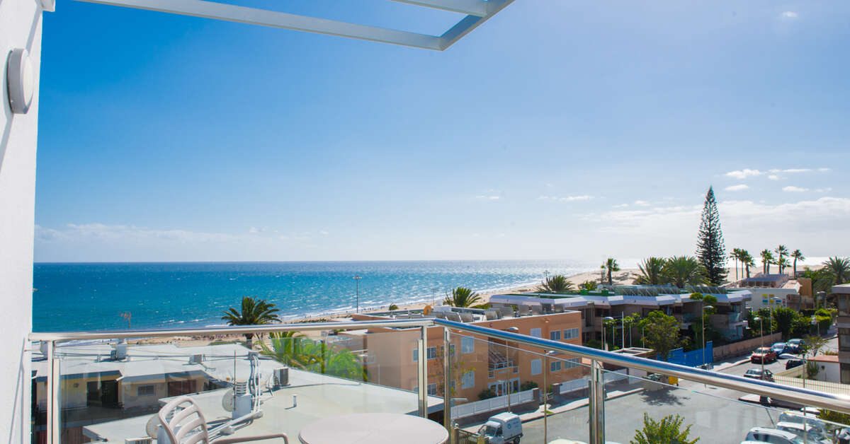 Een foto van het terras bij Appartementen El Palmar