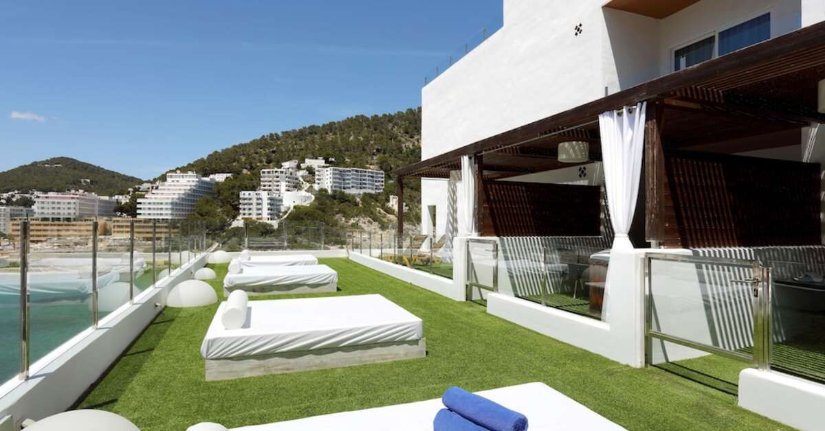 Een foto van het terras bij Palladium Hotel Cala Llonga