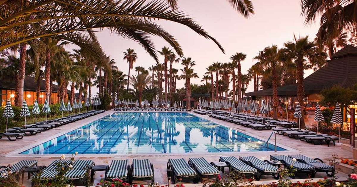 Een foto van het zwembad bij Meryan Hotel
