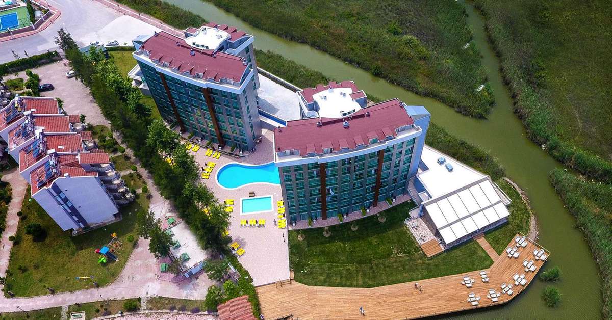 Een foto van de buitenkant van Aska Lara River Suites